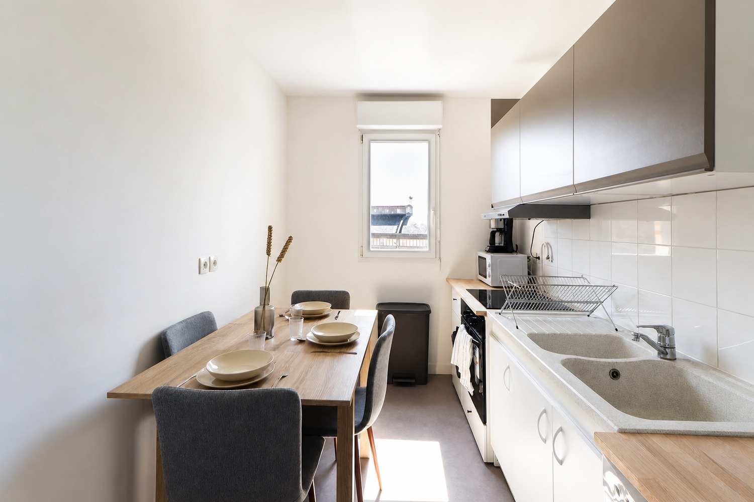 Spacious 23 m² bedroom with its private balcony for rent in coliving – SDN40