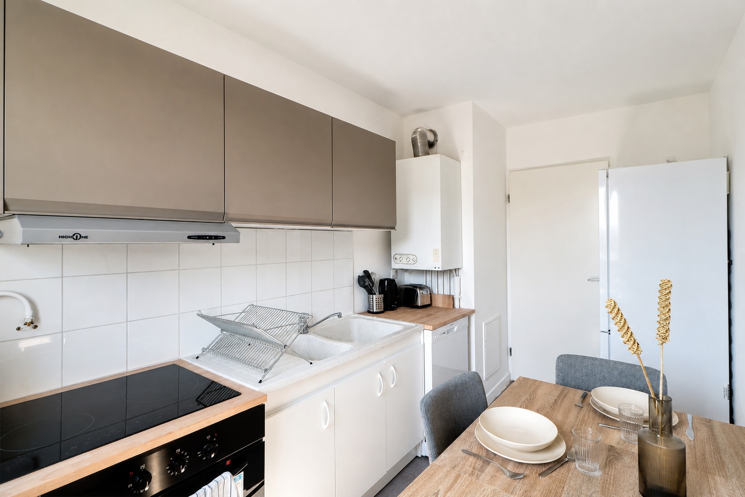 Spacious 23 m² bedroom with its private balcony for rent in coliving – SDN40