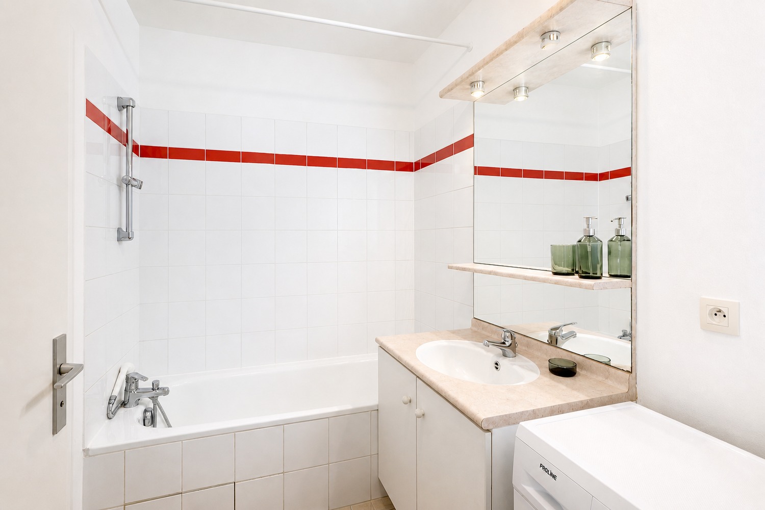 Spacious 23 m² bedroom with its private balcony for rent in coliving – SDN40