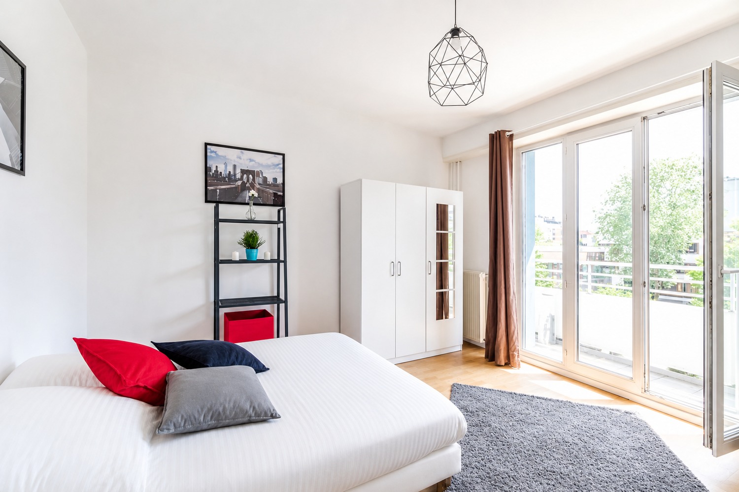 Spacious and bright room – 15m² – ST52