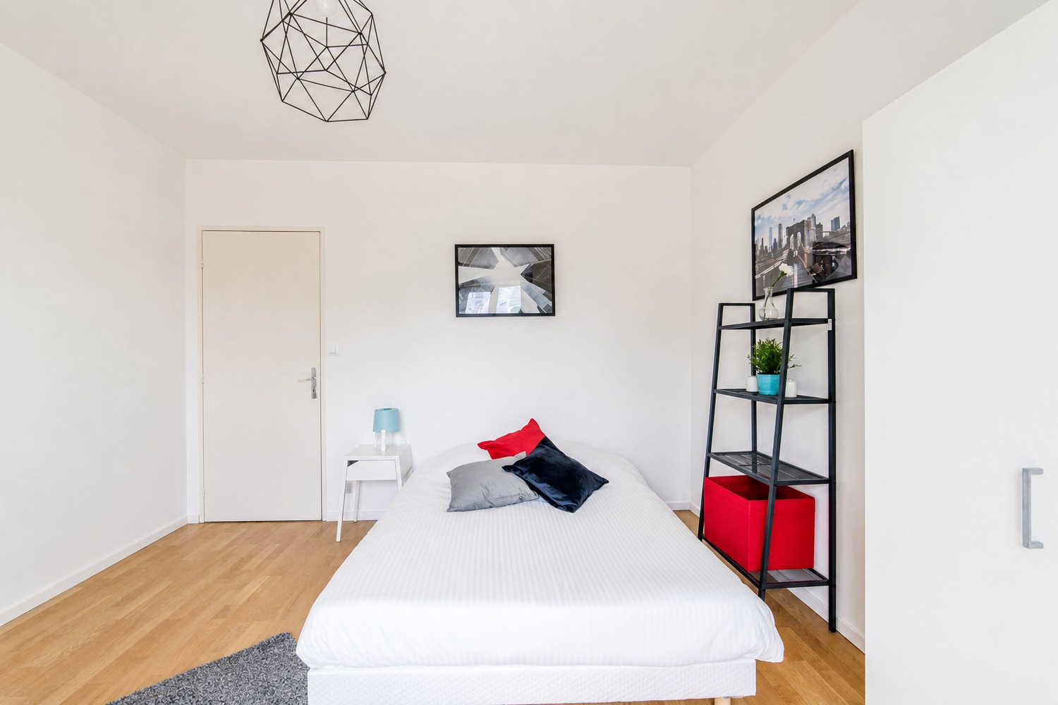 Spacious and bright room – 15m² – ST52