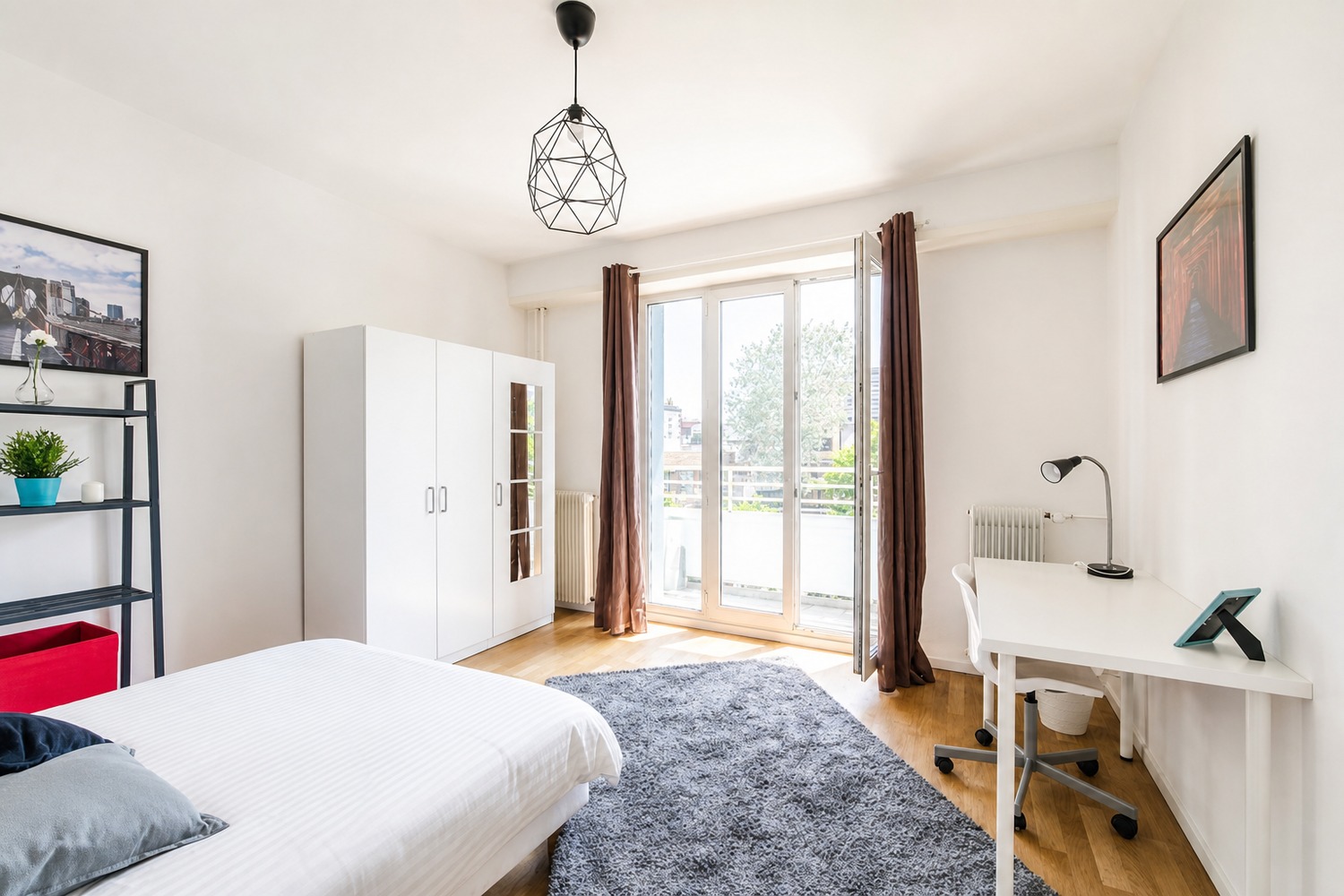 Spacious and bright room – 15m² – ST52