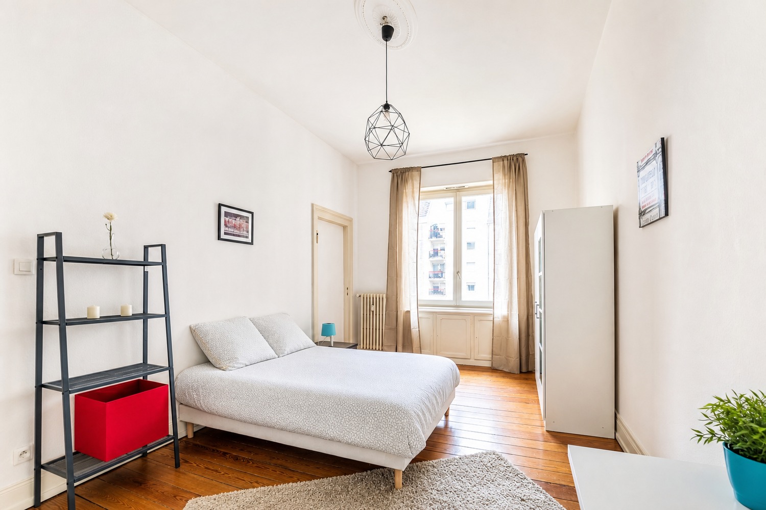 Spacious and bright room – 18m² – ST32