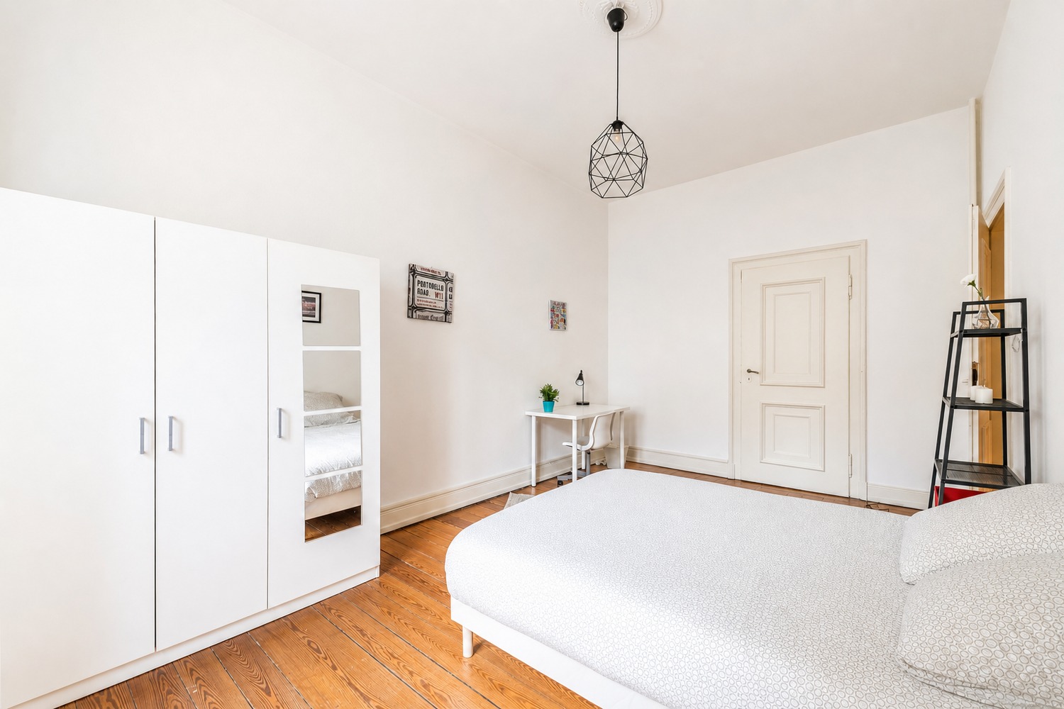 Spacious and bright room – 18m² – ST32