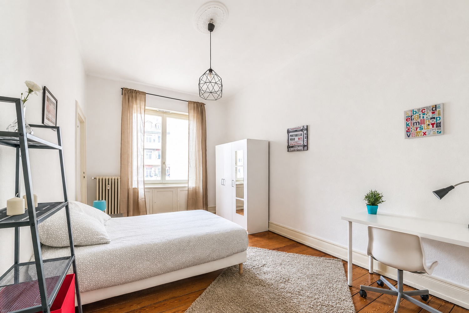 Spacious and bright room – 18m² – ST32