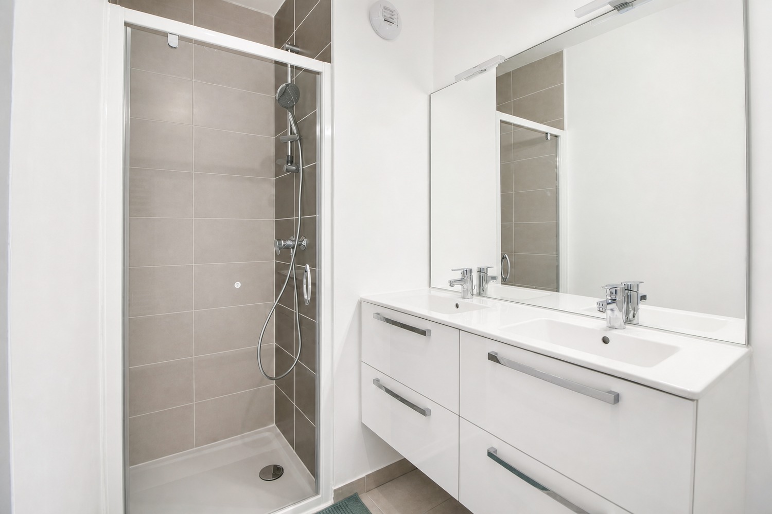 Neat 12 m² room to rent near Lyon – LYO25