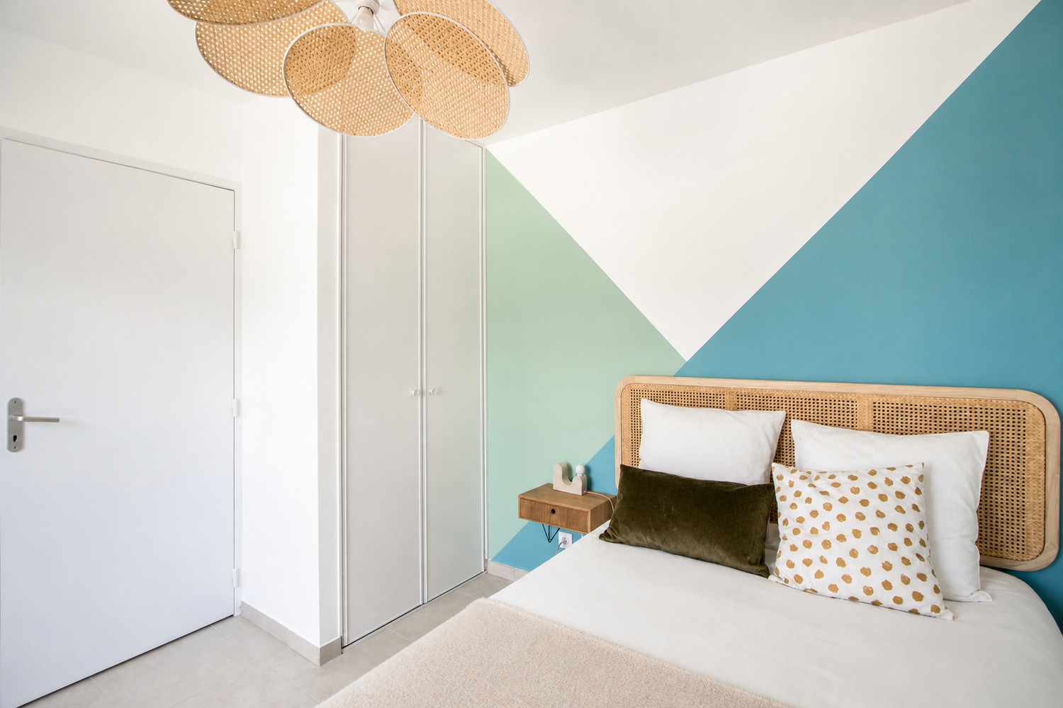 Comfortable bedroom of 10 m² to rent near Lyon – LYO27