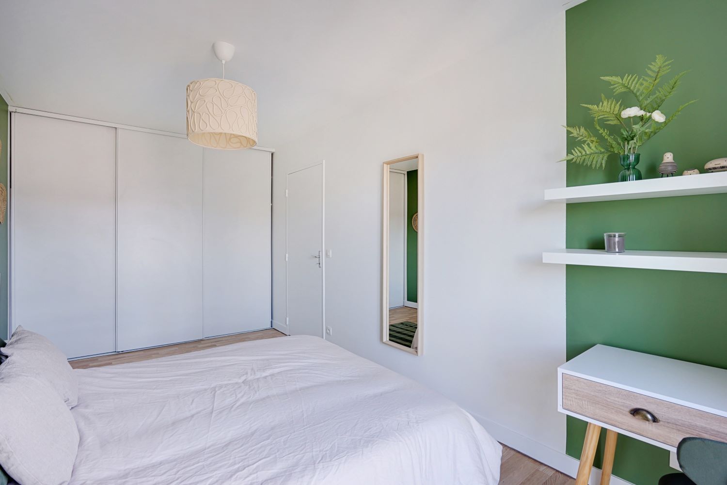 Move into this contemporary 14 m² room in co-living just outside of Paris – KRB3