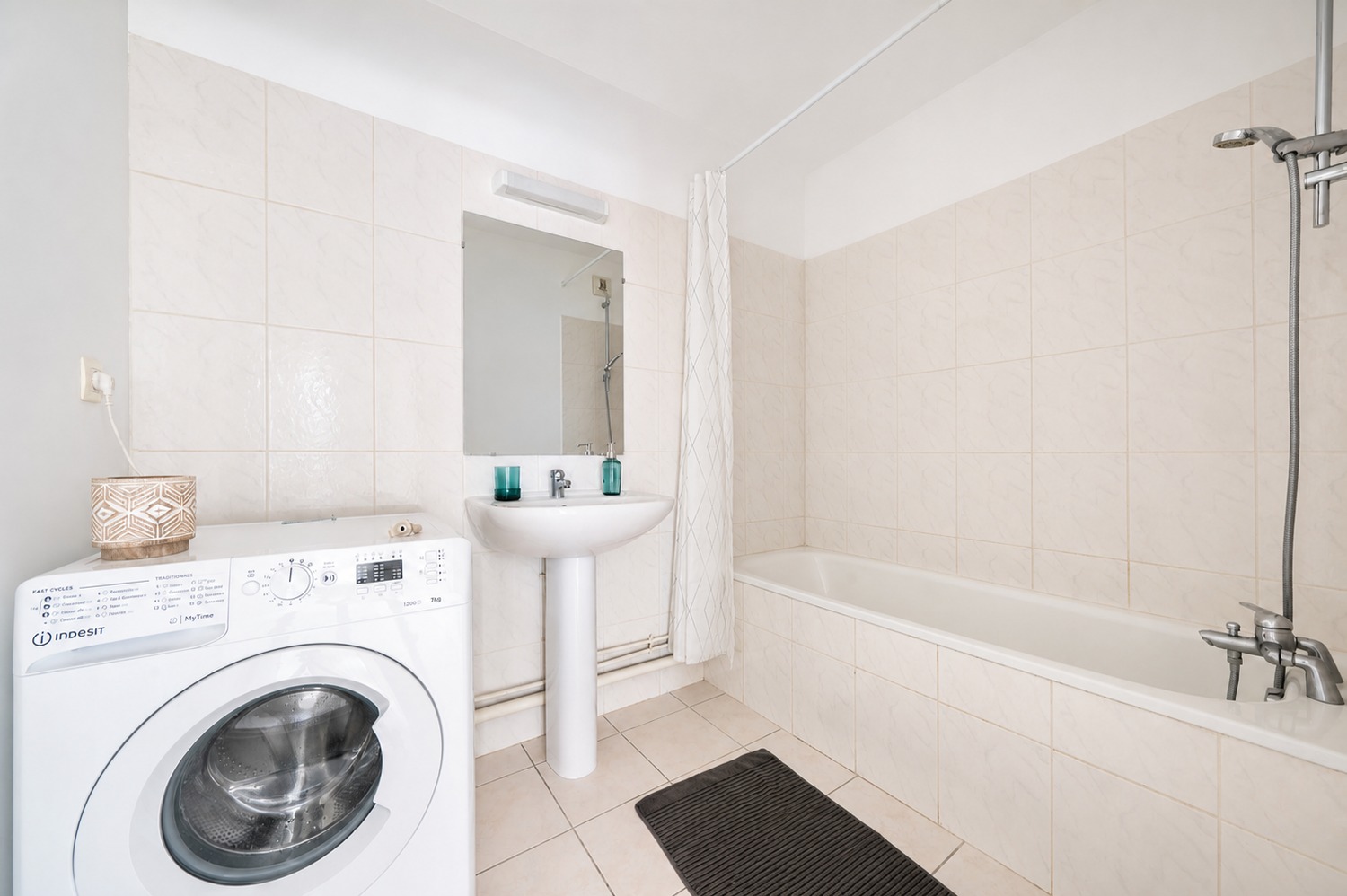 Move into this minimalist 12 m² room for rent in a coliving space on the Île de Nantes – NT15