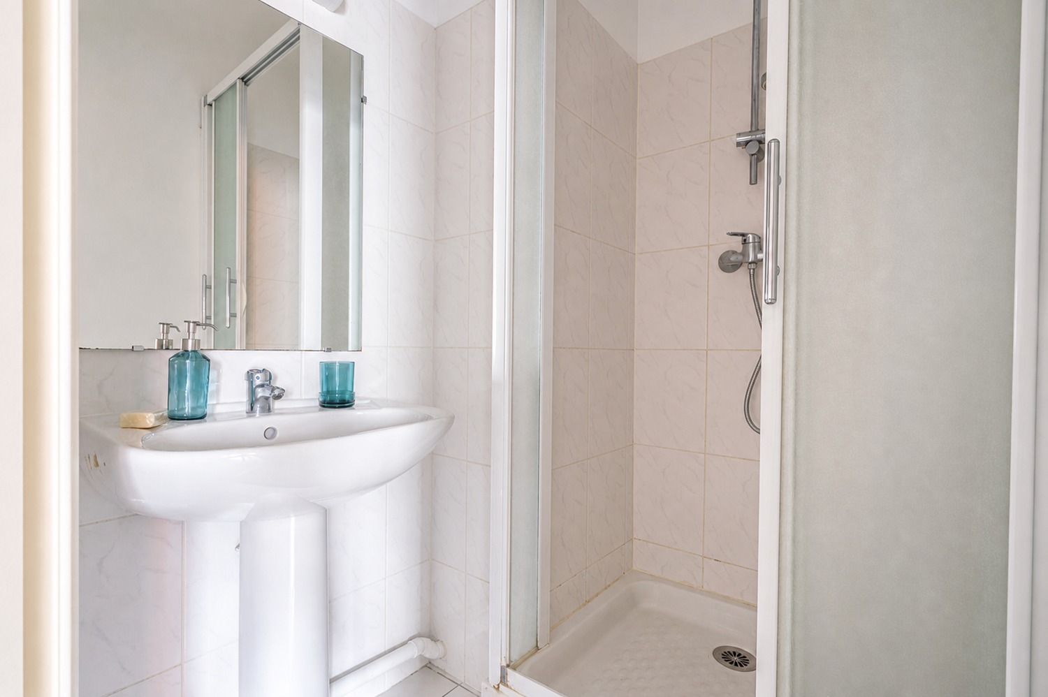 Move into this minimalist 12 m² room for rent in a coliving space on the Île de Nantes – NT15