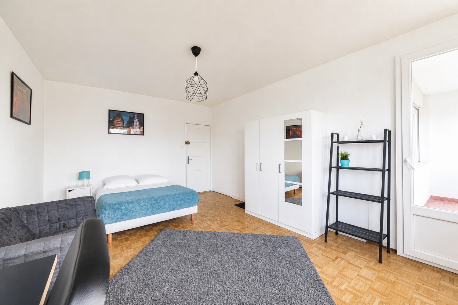 Spacious and bright room – 20m² – ST54