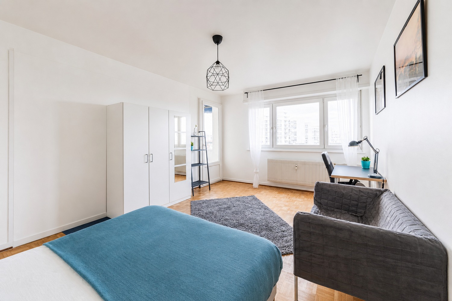 Spacious and bright room – 20m² – ST54