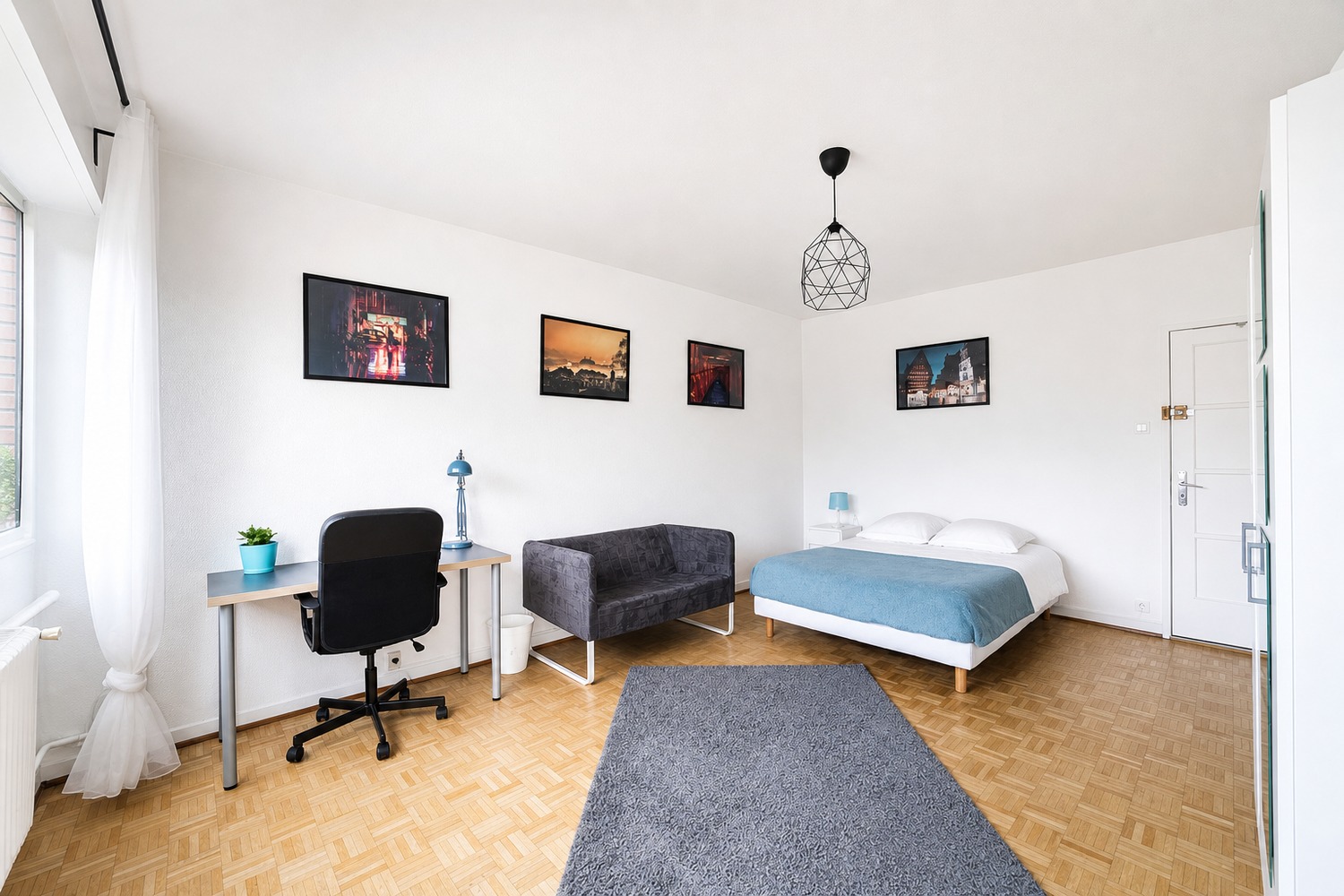 Spacious and bright room – 20m² – ST54