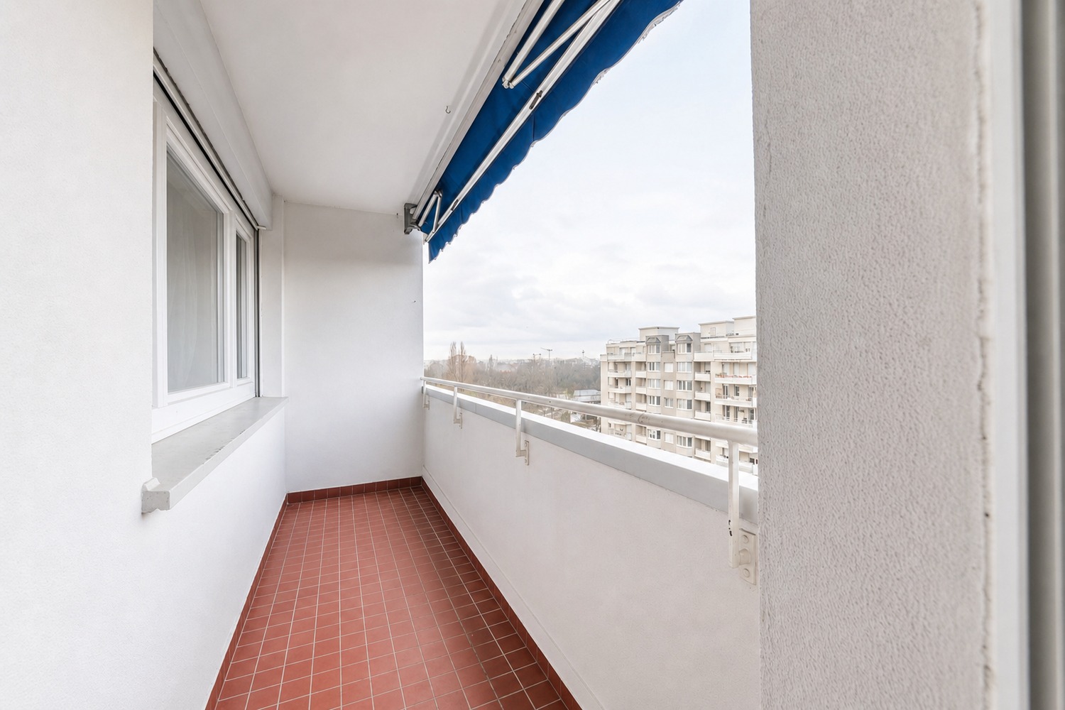 Spacious and bright room – 20m² – ST54