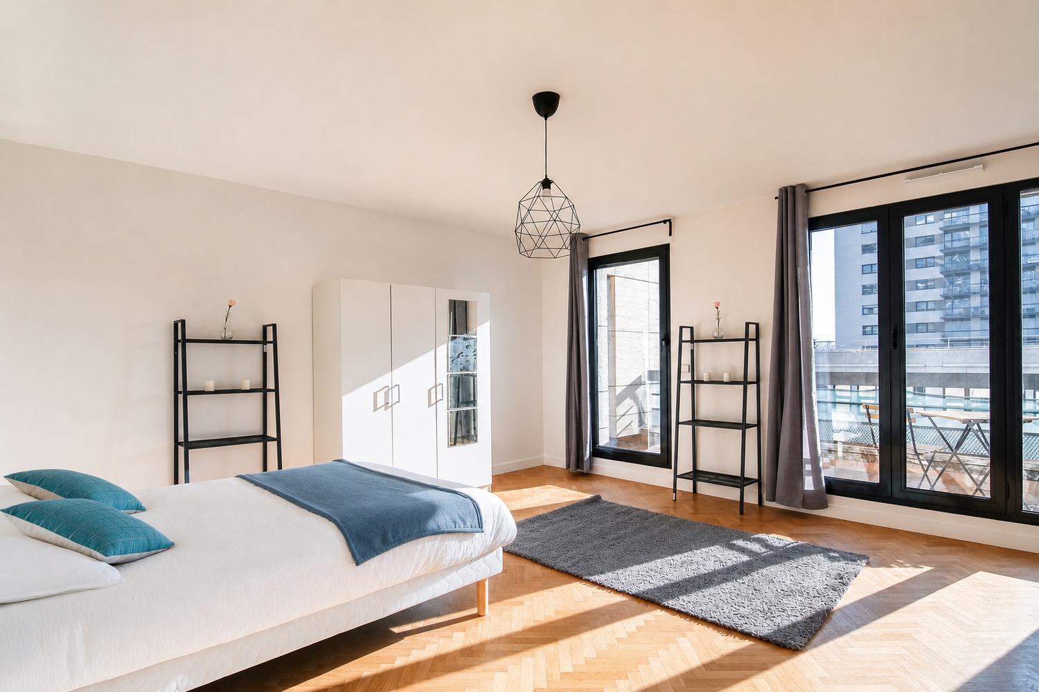 Large bright room – 23m² – RU10