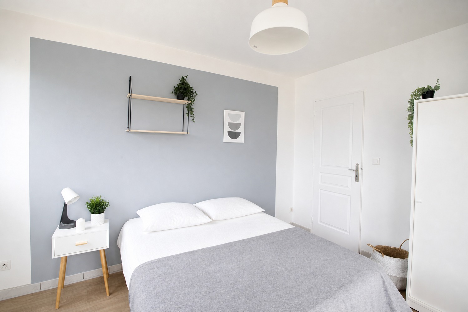 Room of 11 m² fully furnished and balcony – LY015