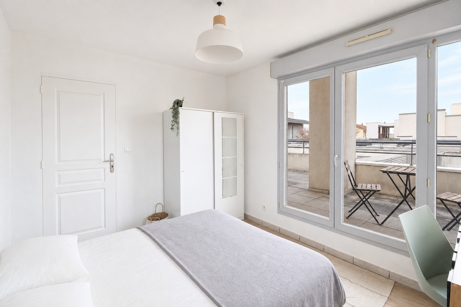 Room of 11 m² fully furnished and balcony – LY015