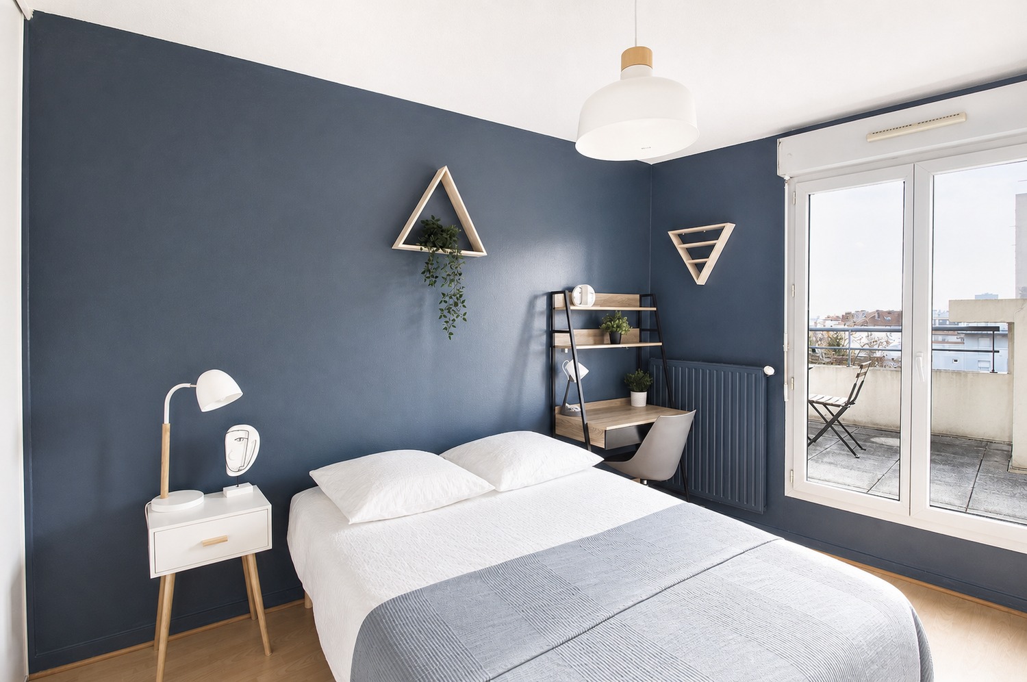 Large room with balcony access – LY018