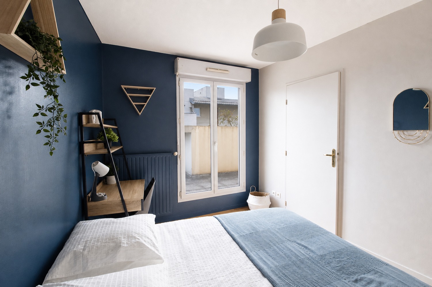 Large room with balcony access – LY018