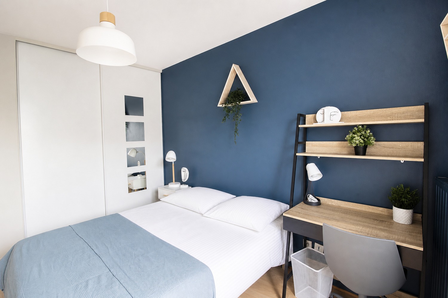 Large room with balcony access – LY018
