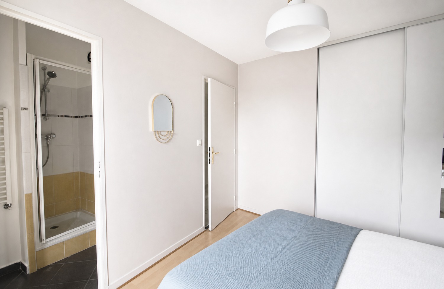 Large room with balcony access – LY018