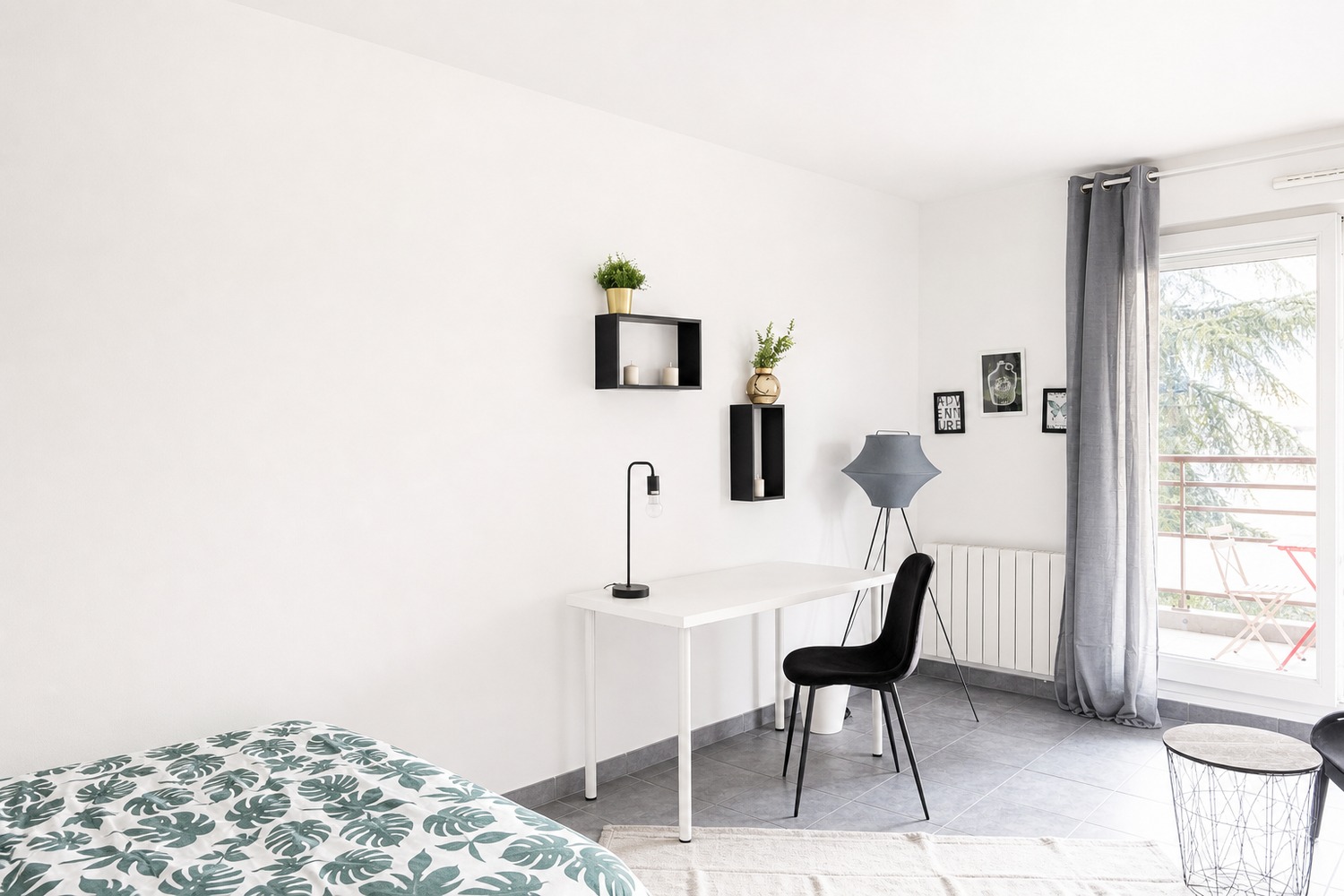 Large bright room – 18m² – LY011