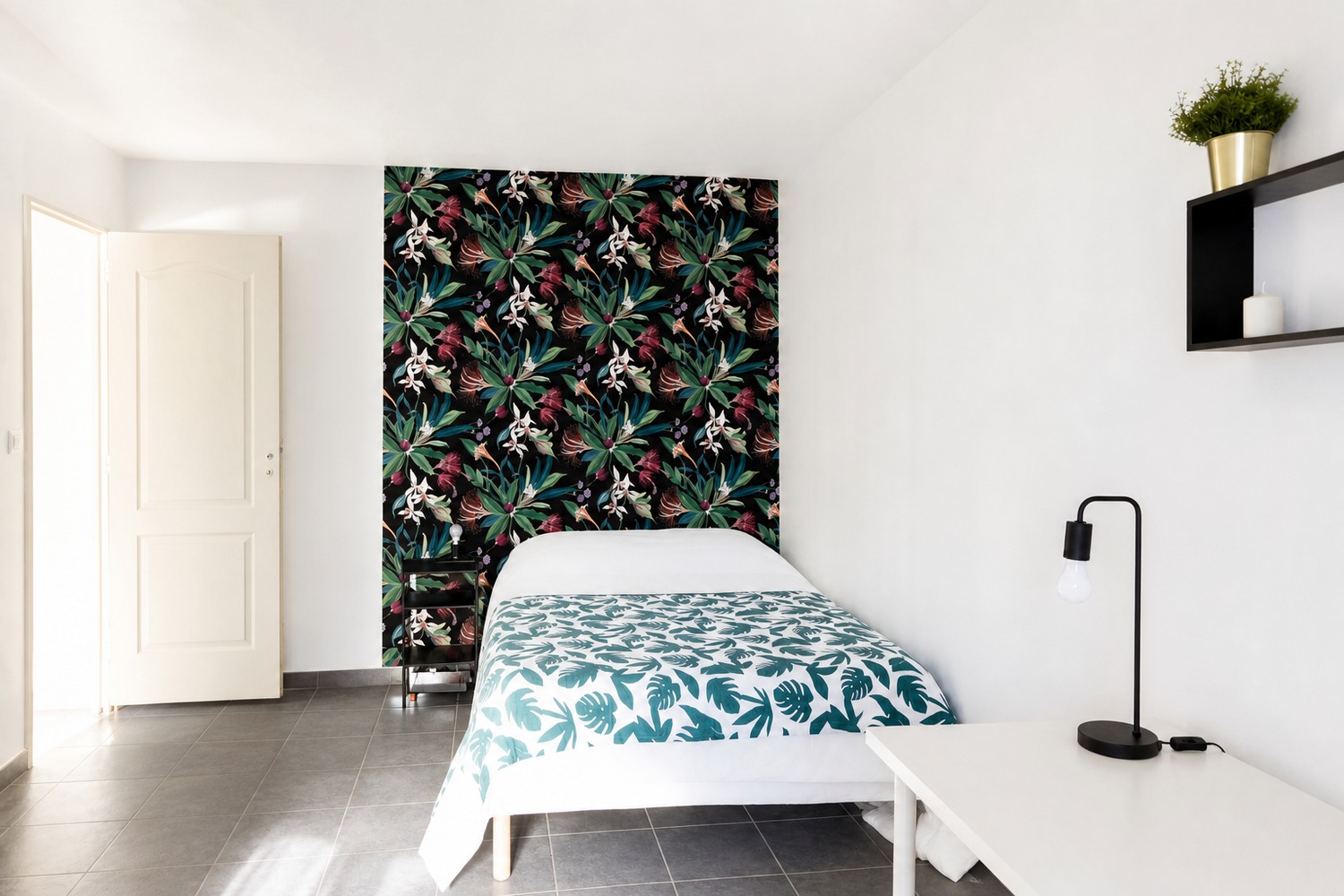 Large bright room – 18m² – LY011