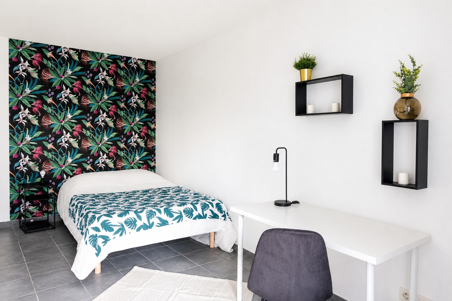 Large bright room – 18m² – LY011