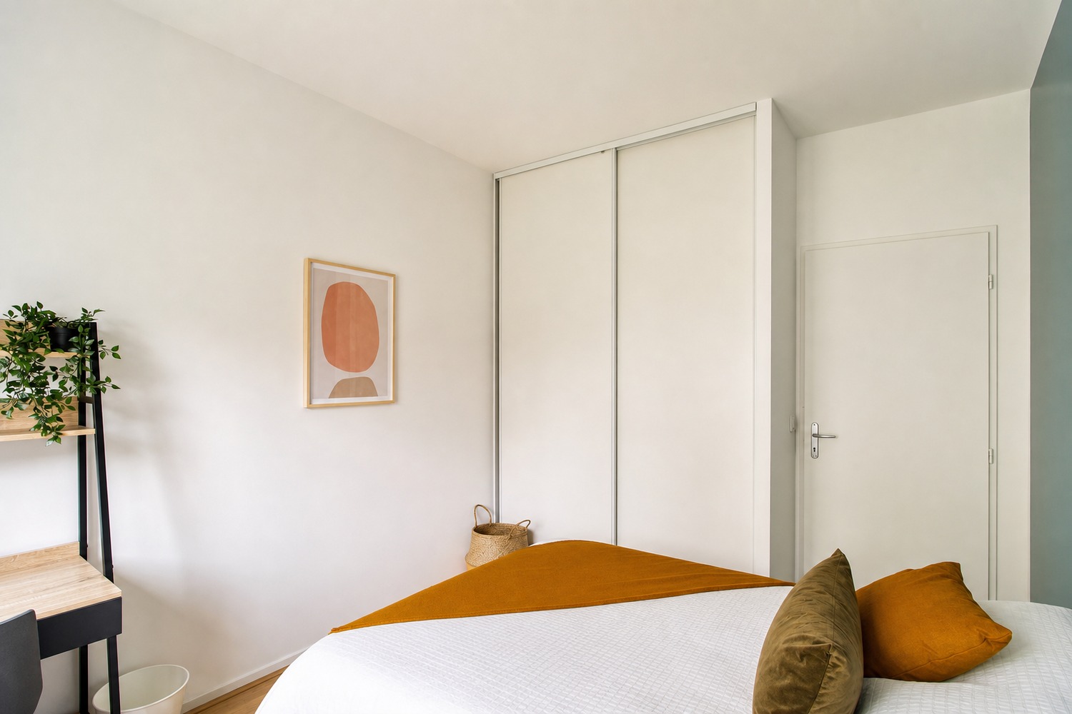 Nicely decorated 11m² bedroom in Grenoble -G004