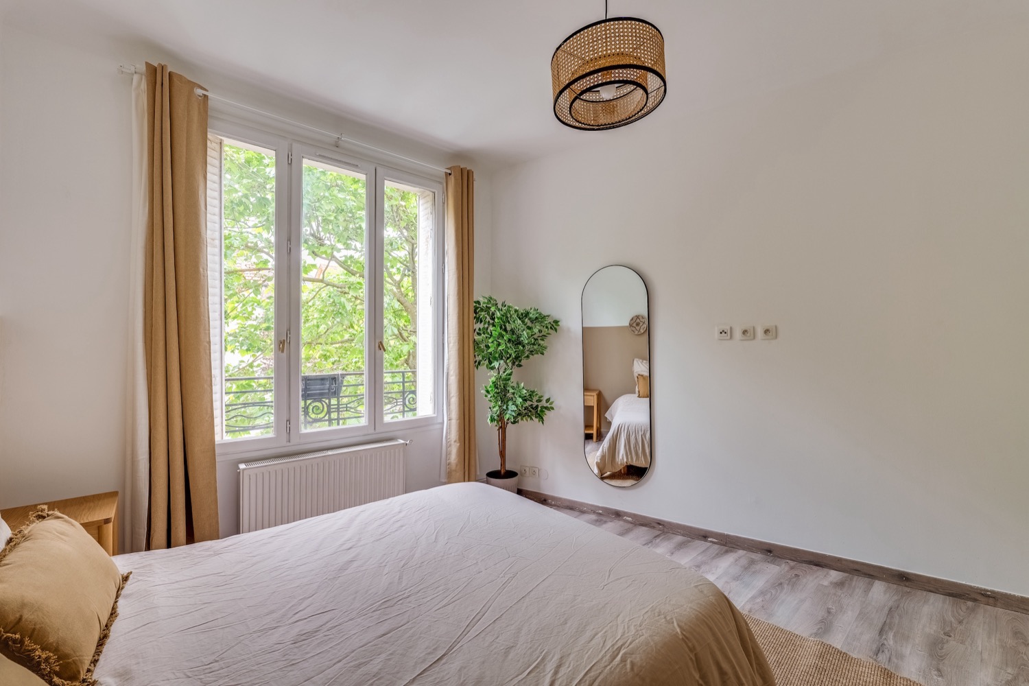 Move into a neutral-toned bedroom – 13 m² – GTY05
