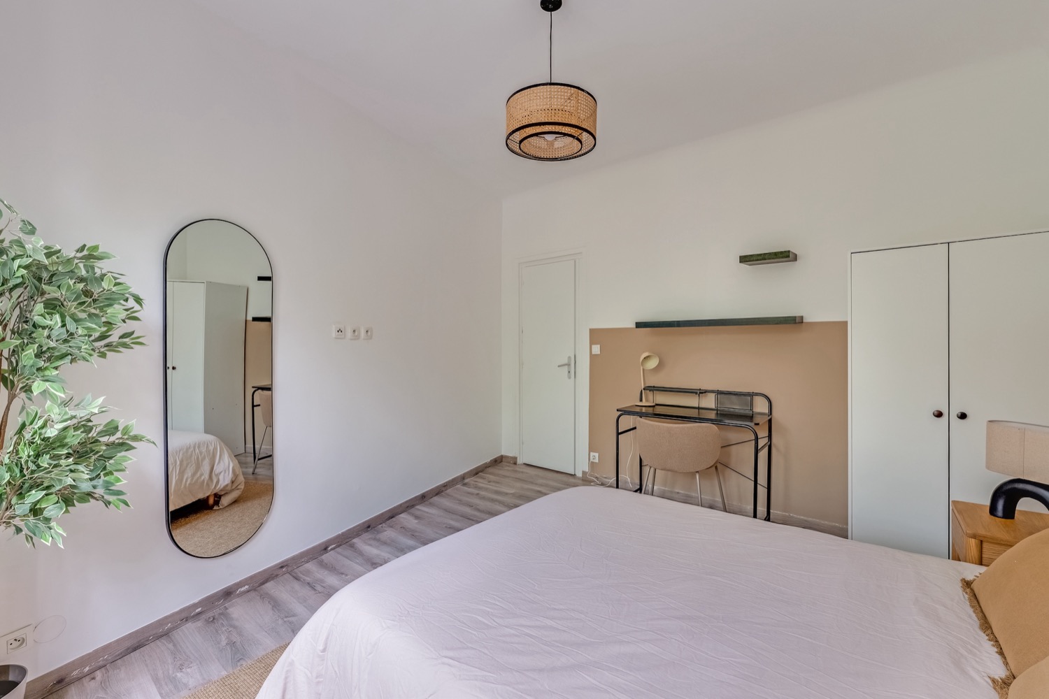 Move into a neutral-toned bedroom – 13 m² – GTY05