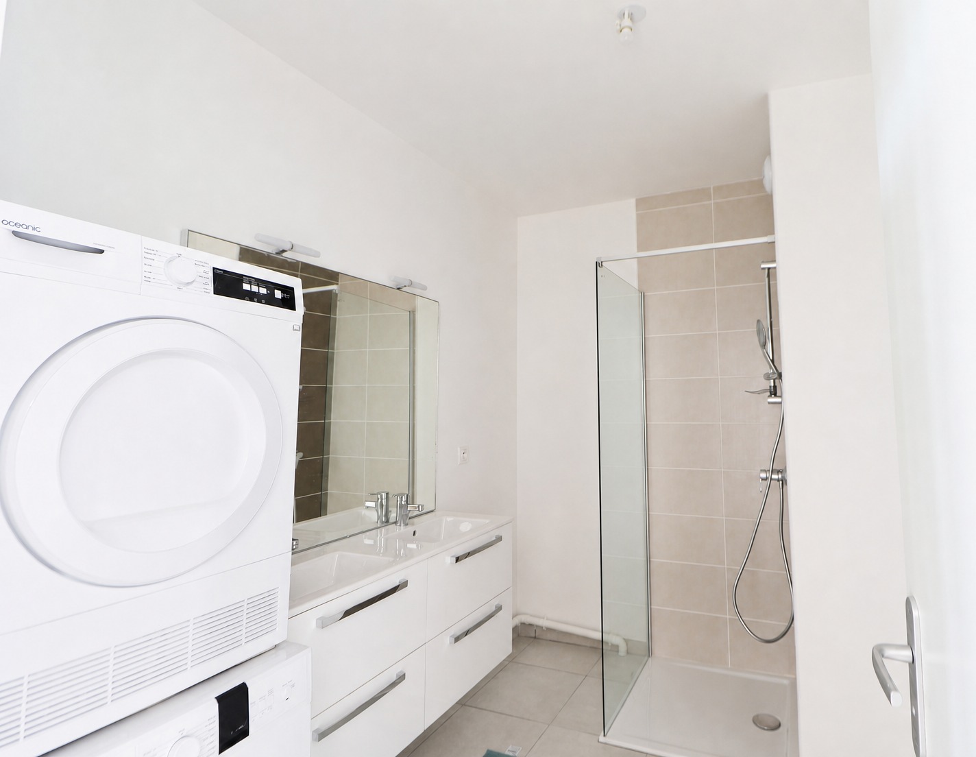 Harmonious 10 m² bedroom to rent near Lyon – LYO38