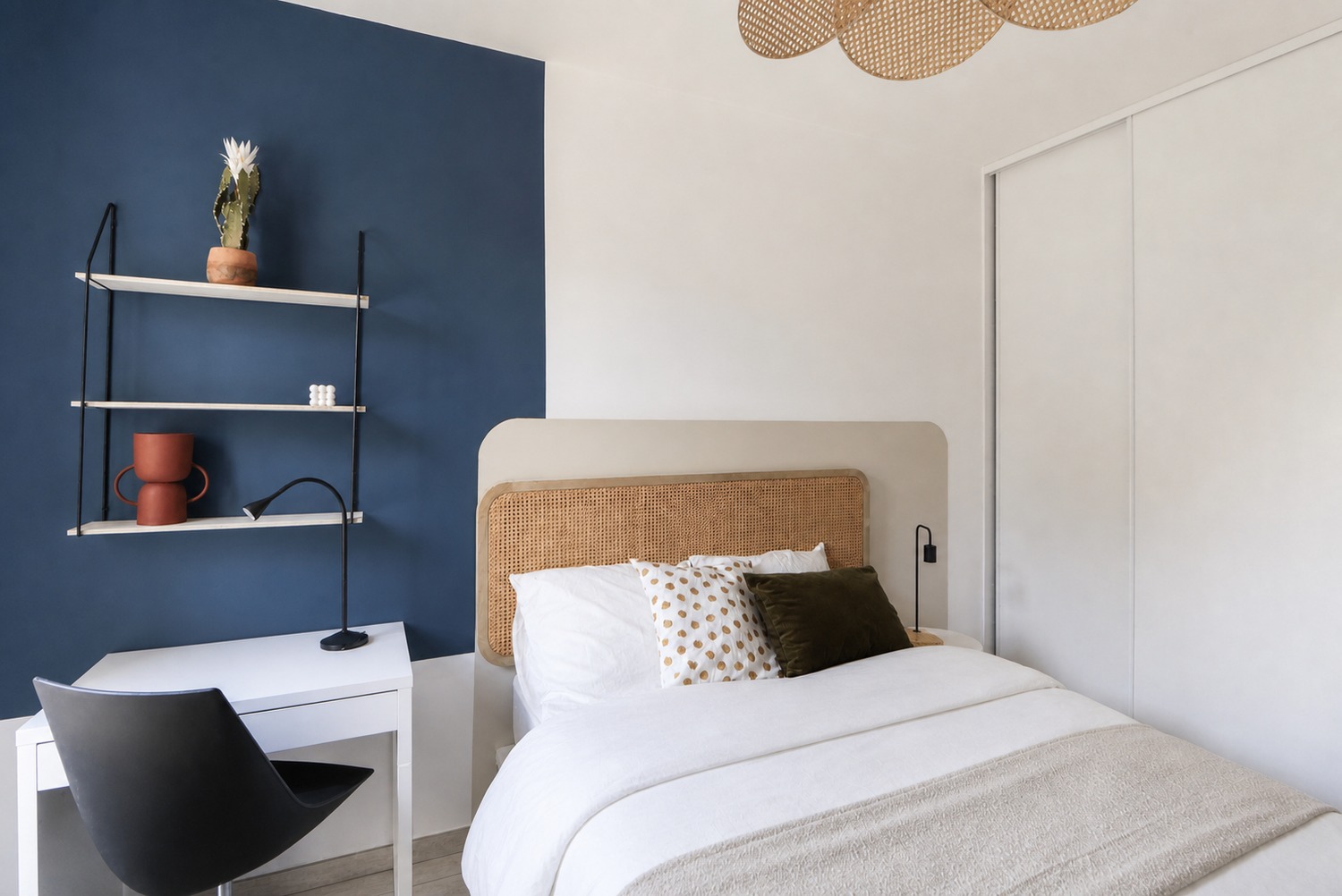 Large 13 m² bedroom for rent near Lyon – LYO40