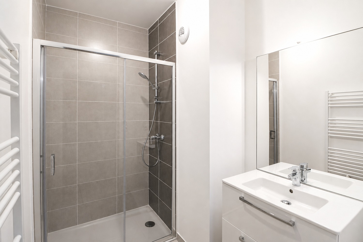 Large 23 m² bedroom for rent near Lyon – LYO44