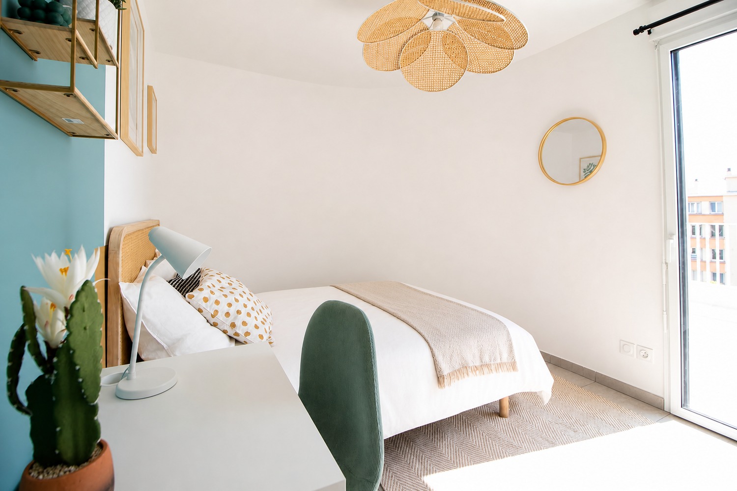 Charming bedroom of 11 m² near Lyon – LYO46