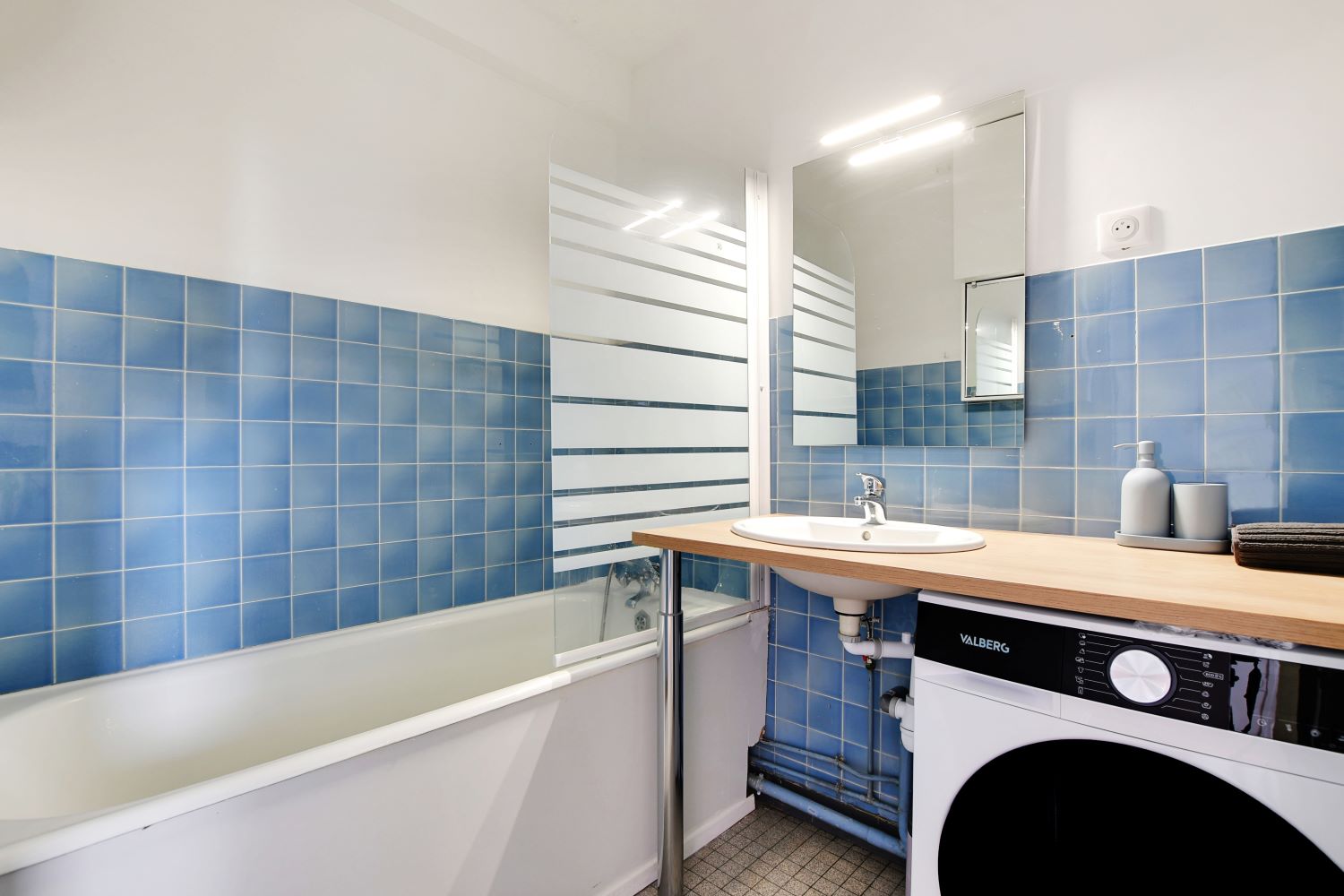 Move into this bright room in Paris – PA113
