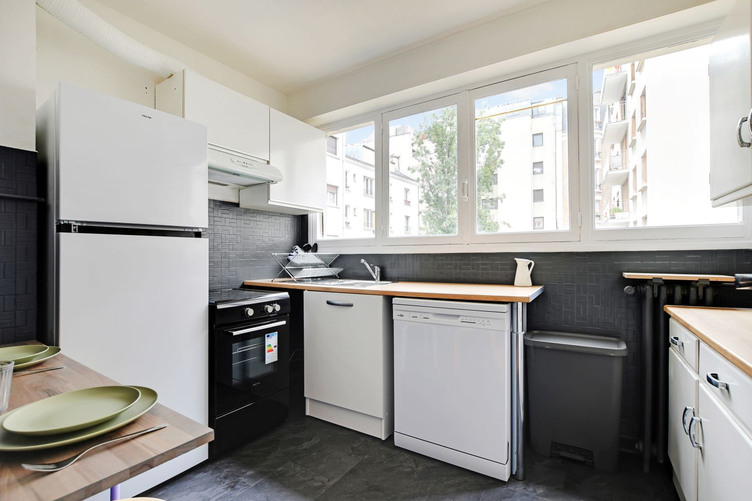 Move into this bright room in Paris – PA113