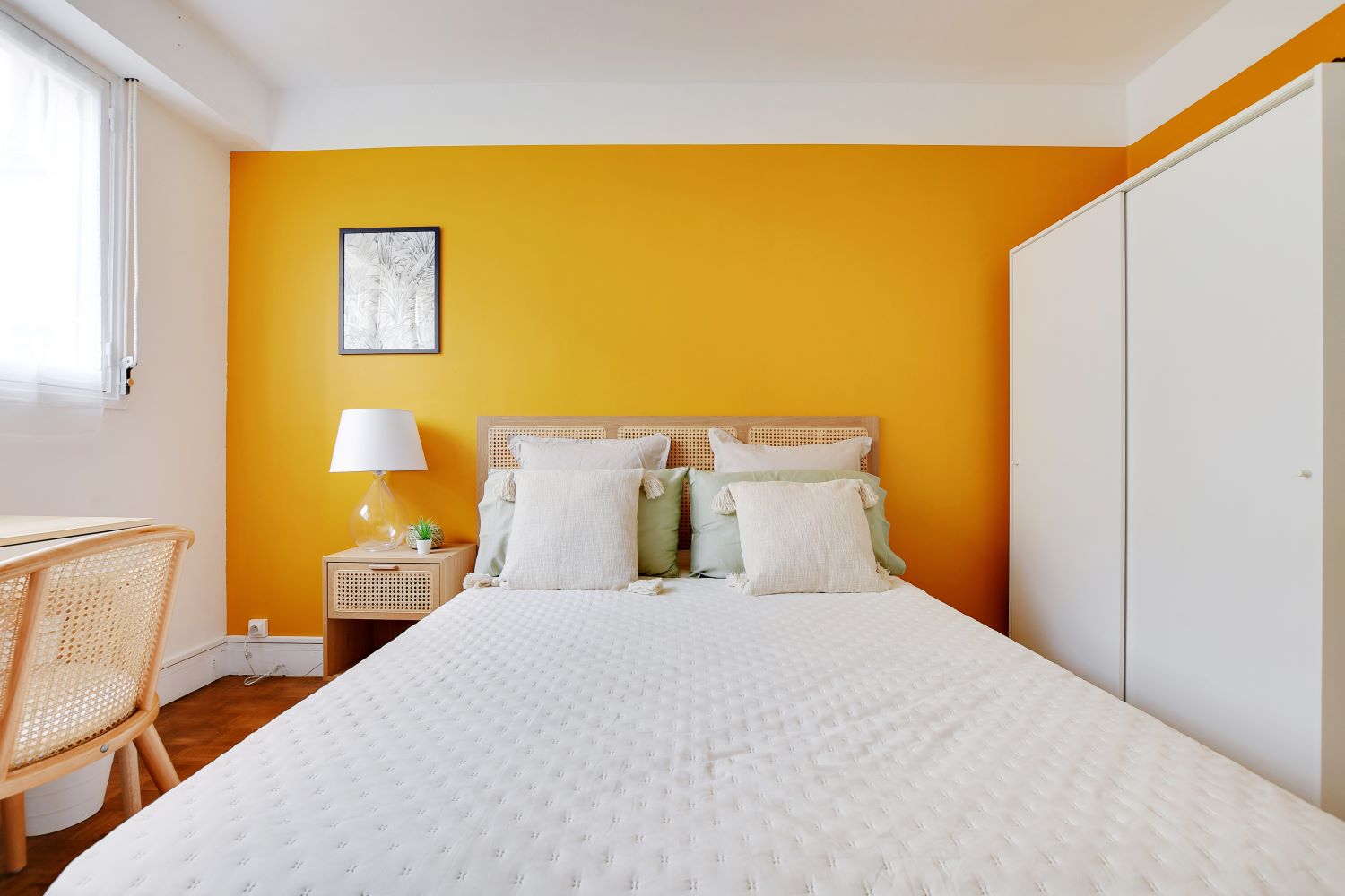 Move into this bright room in Paris – PA113