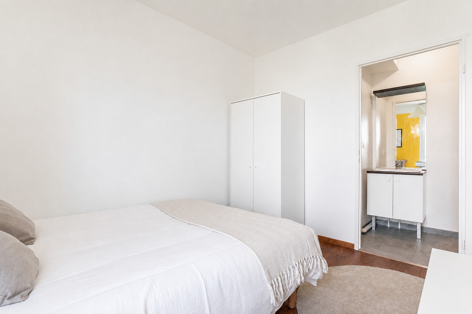 Settle into this room with private bathroom – LIL17