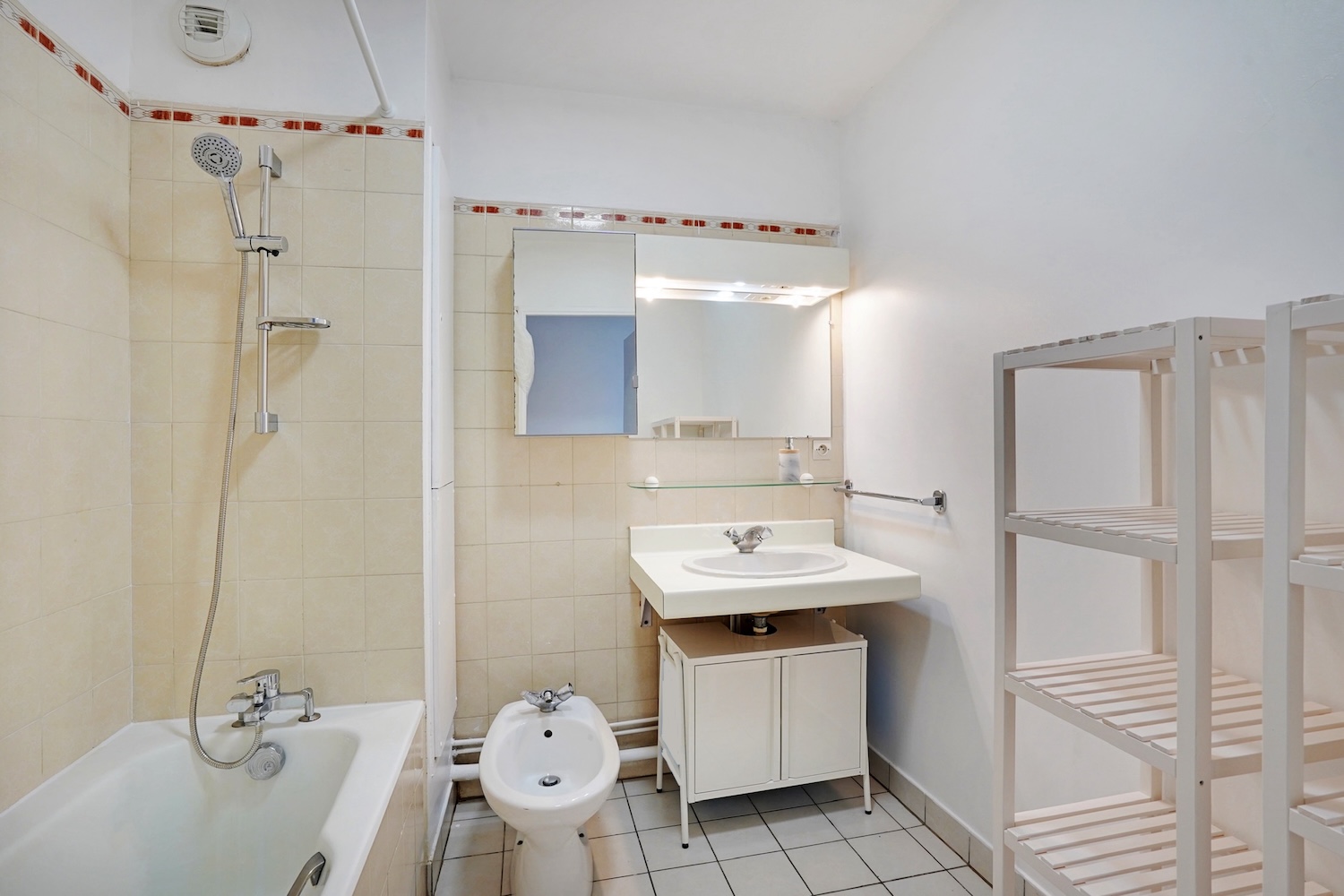 Move into this spacious 15 m² room – ISY01
