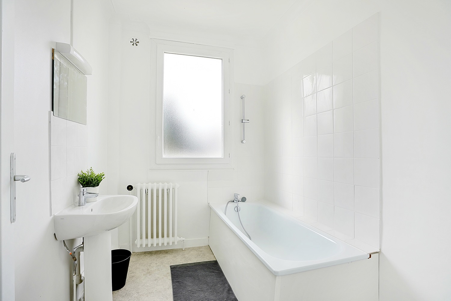 Move into this charming 13 m² room in the heart of Clamart – CLA04