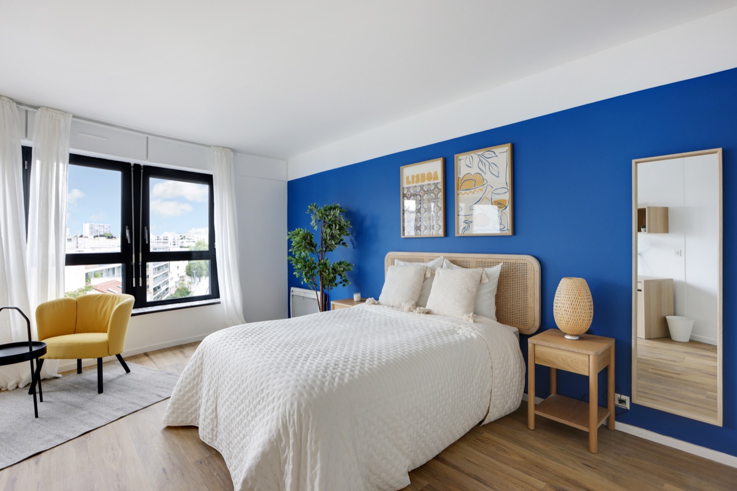Move into this wide 19 m² bedroom – CBV03