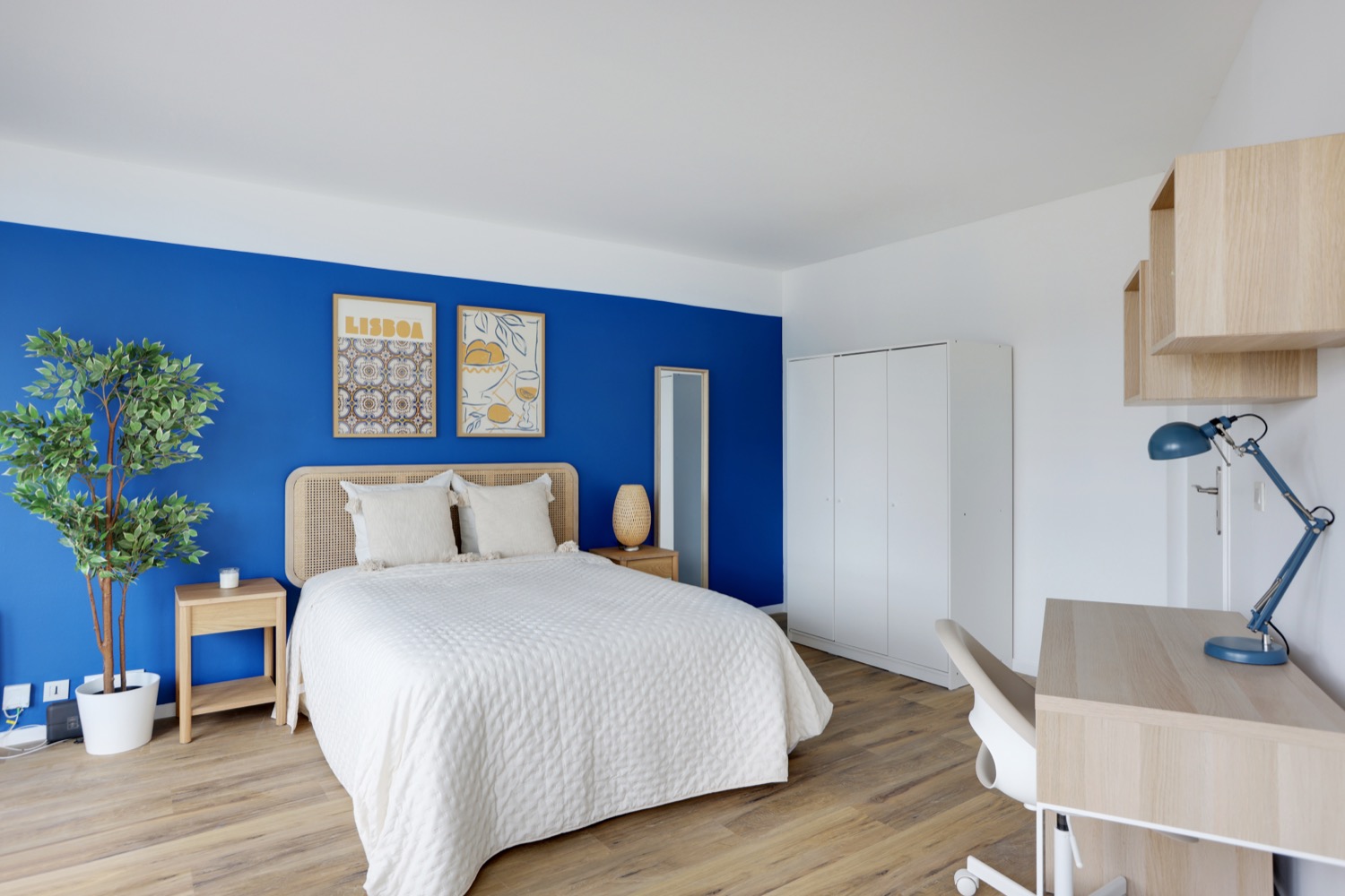 Move into this wide 19 m² bedroom – CBV03