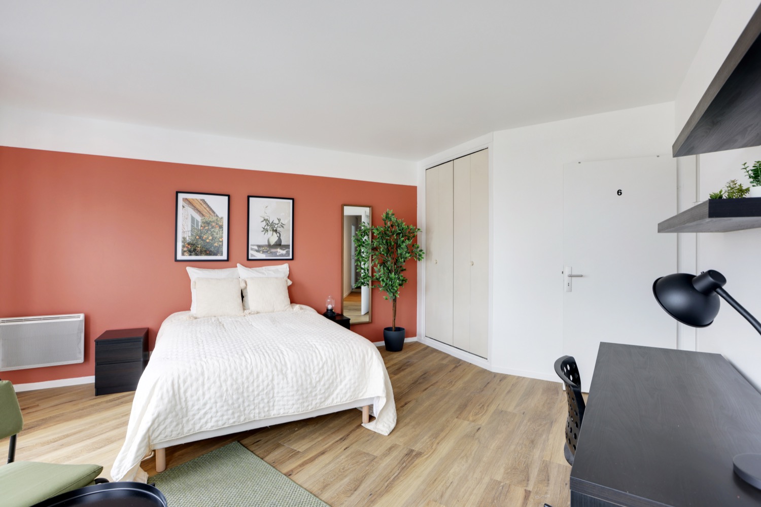 Move into this spacious 18 m² bedroom – CBV06