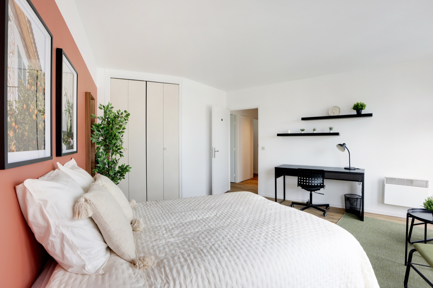 Move into this spacious 18 m² bedroom – CBV06