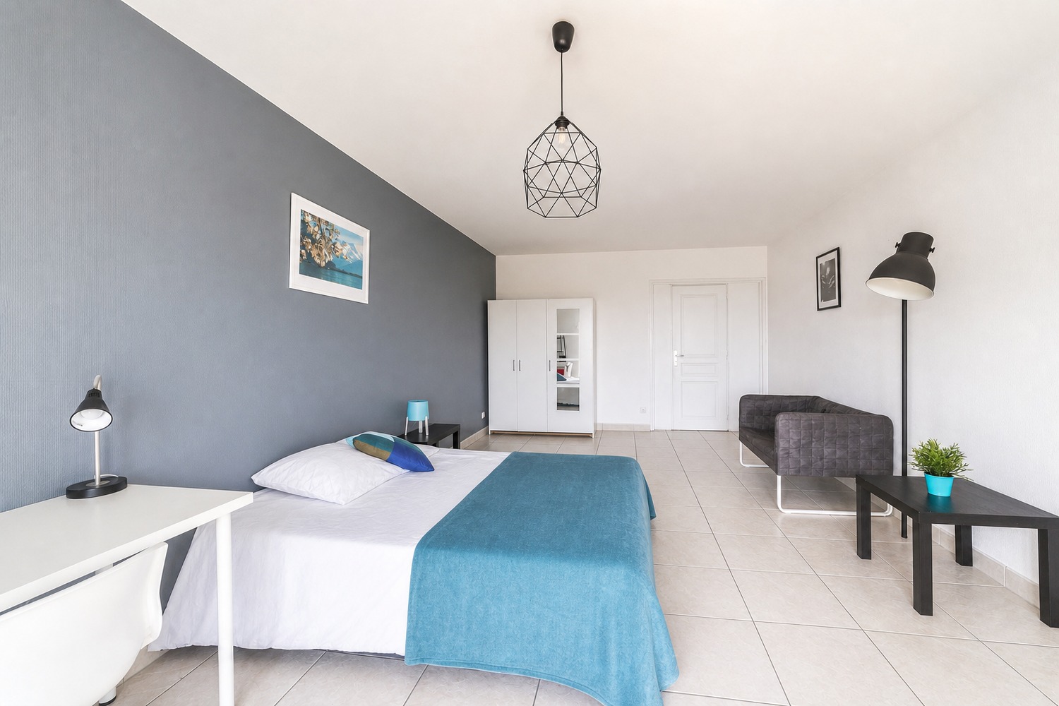 Spacious luminous room – 24m² – ST34