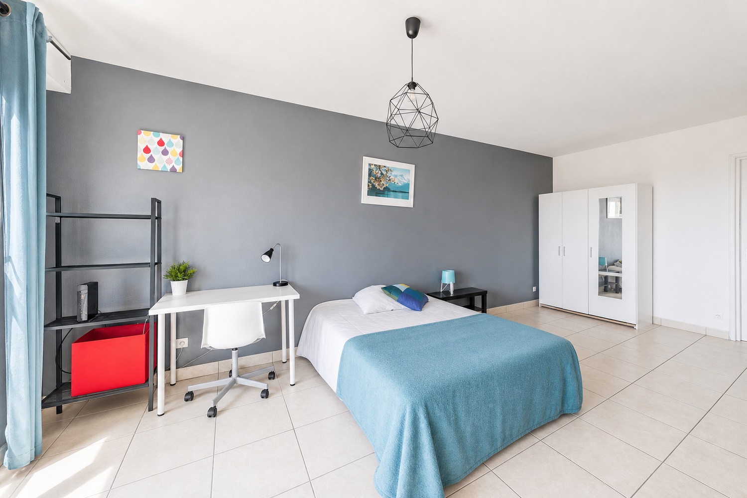 Spacious luminous room – 24m² – ST34